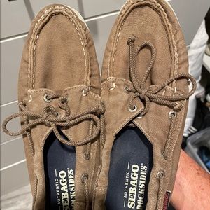 Light brown canvas 
Size 7.5
Good condition
